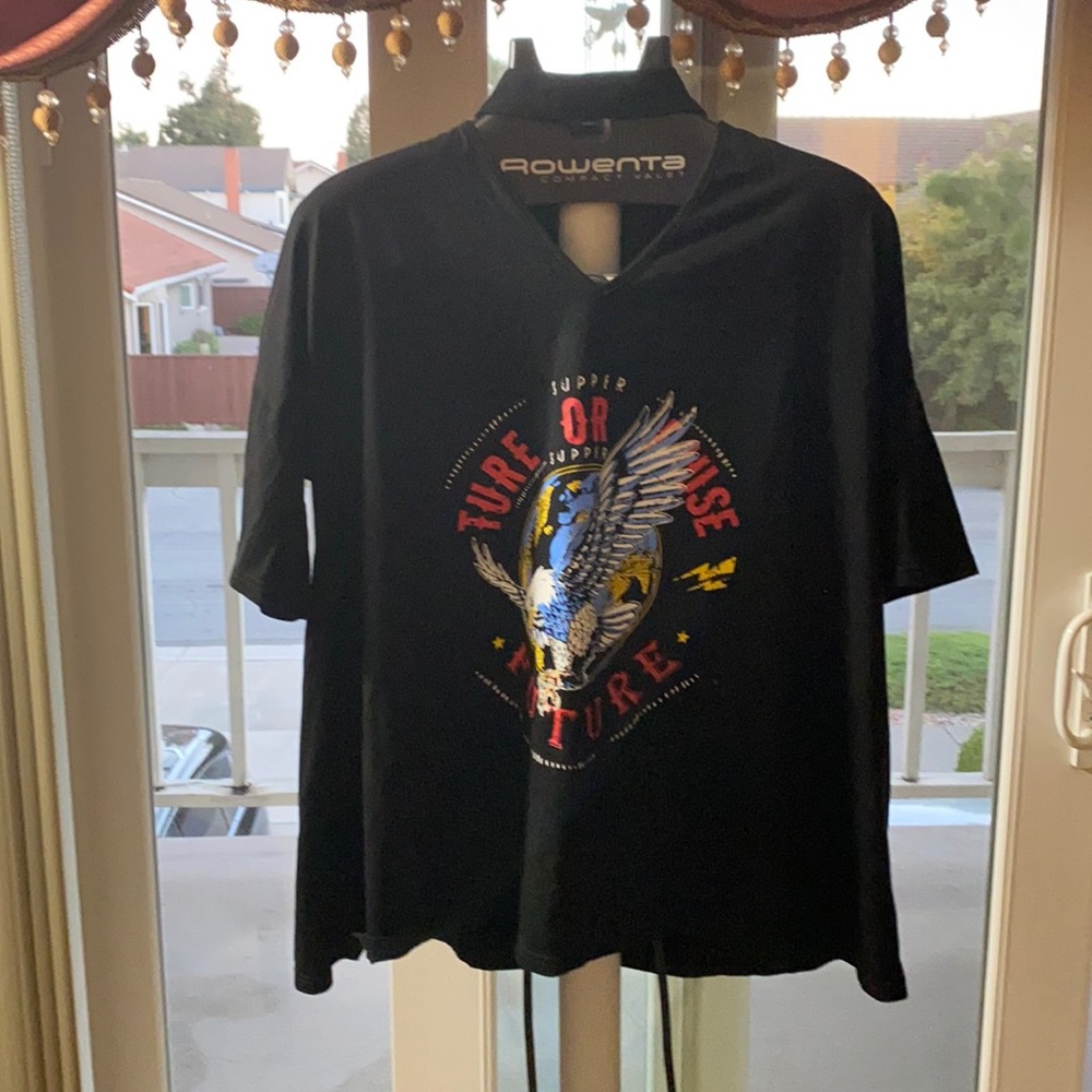 Fun T-shirt with black neck band
